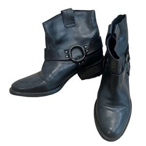 KRBONELL black leather pointy toe buckle boots